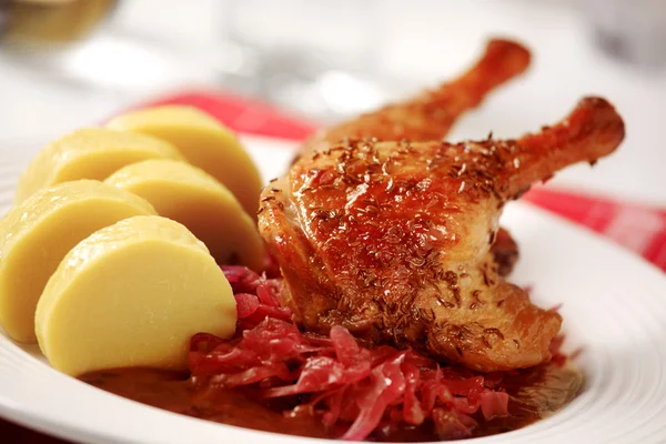 Kırmızı lahana ve patates köfte ile ördek kızartma — Stok fotoğraf