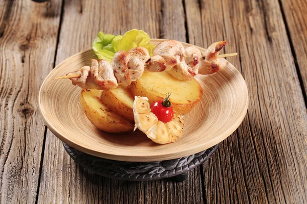 치킨 케밥과 구운된 감자 — 스톡 사진