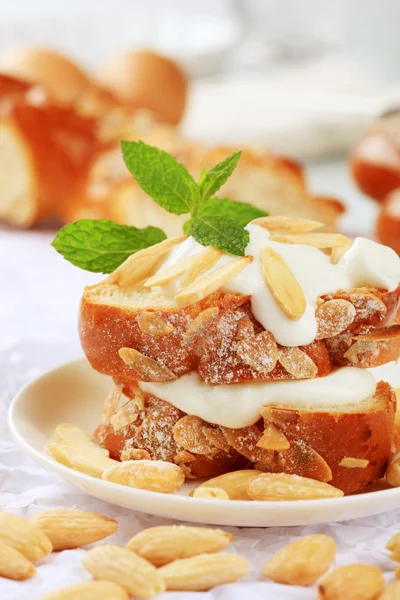 Sweet bread with yogurt — Stock Photo, Image