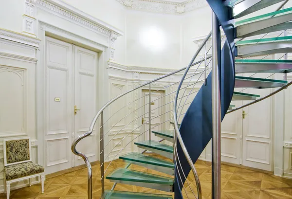 Современная винтовая лестница — стоковое фото