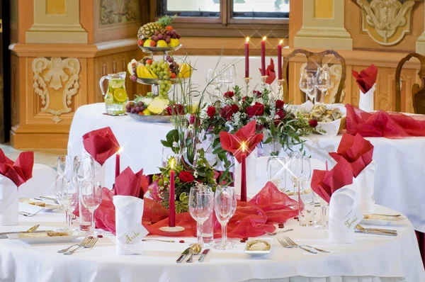 Tische bereit für einen Hochzeitsempfang — Stockfoto