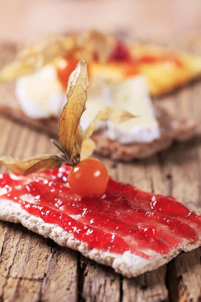 Crackers with jam and cheese — Stock Photo, Image