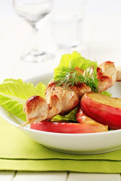 Chicken skewer and baked apple — Stock Photo, Image