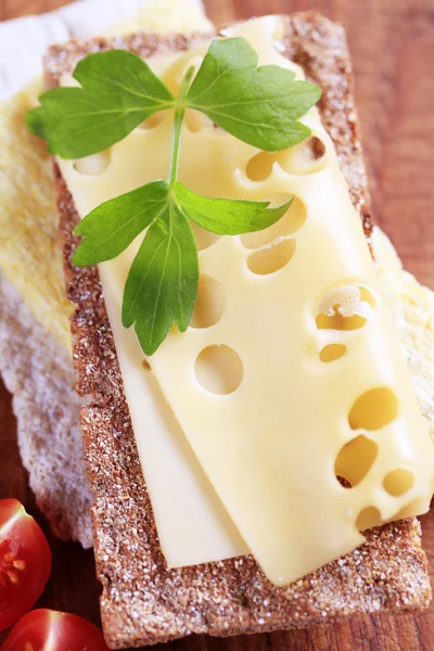Knäckebrot und Käse — Stockfoto