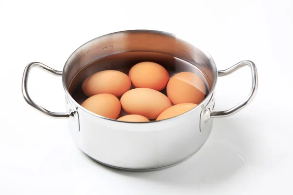 Los huevos en una cacerola —  Fotos de Stock