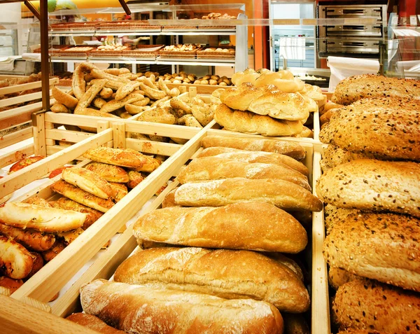Разнообразие хлеба в супермаркете — стоковое фото