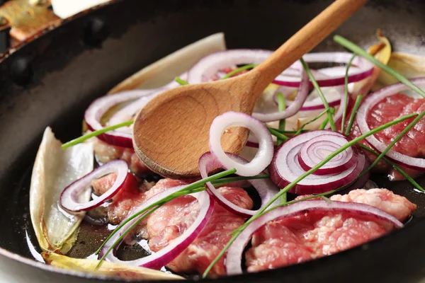 Pan smażenia cebuli i wieprzowina — Zdjęcie stockowe