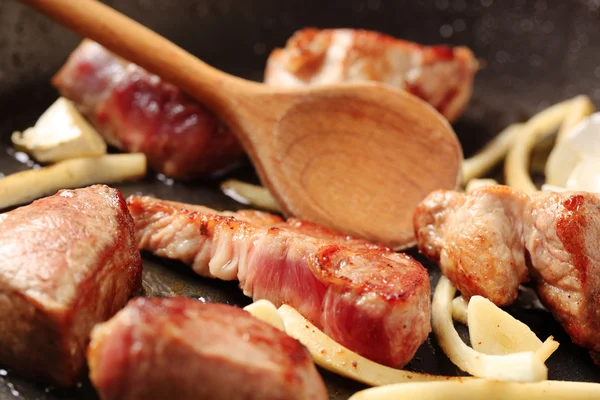 Pan smażenia mięsa wieprzowego i czosnek — Zdjęcie stockowe