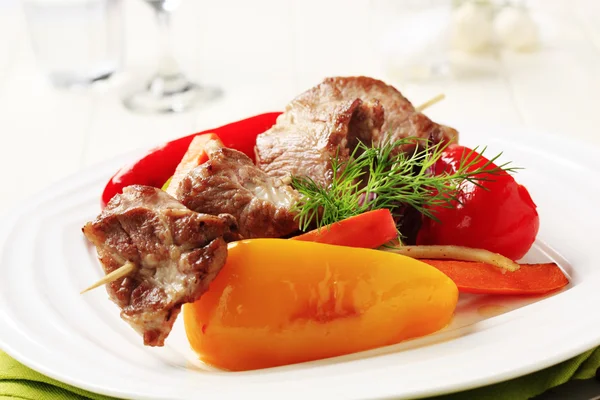 Roasted meat on skewer and baked vegetable — Stock Photo, Image