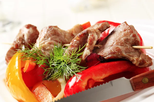 Roasted meat on skewer and baked vegetable — Stock Photo, Image