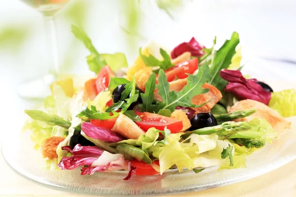 Salada de frango e legumes — Fotografia de Stock