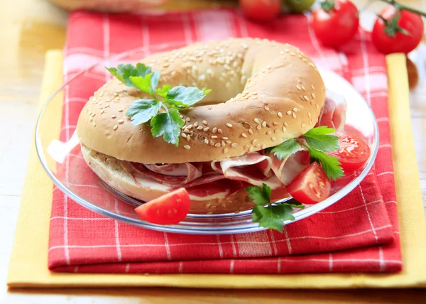 Bagel with ham — Stock Photo, Image