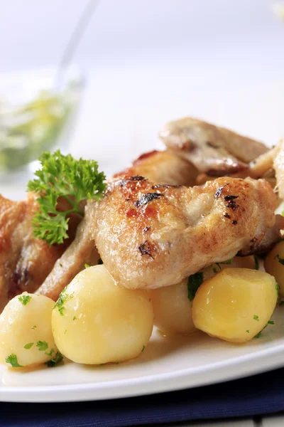 Asas de frango assadas e batatas — Fotografia de Stock