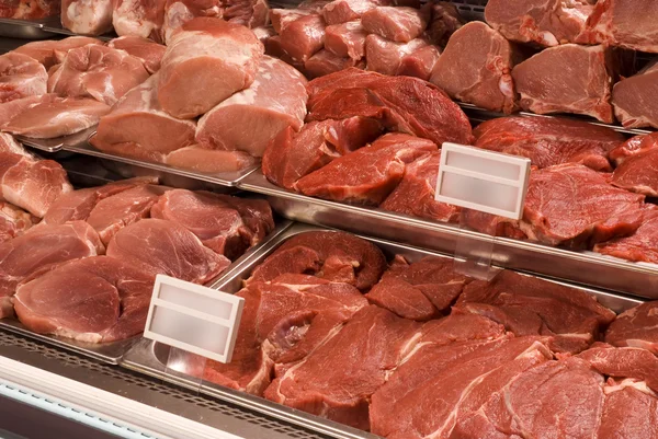 Качественное мясо в мясной лавке — стоковое фото