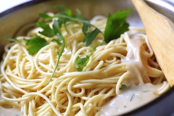 Spaghetti en romige saus — Stockfoto