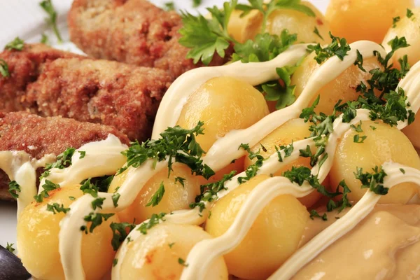 Cevapcici och potatis — Stockfoto