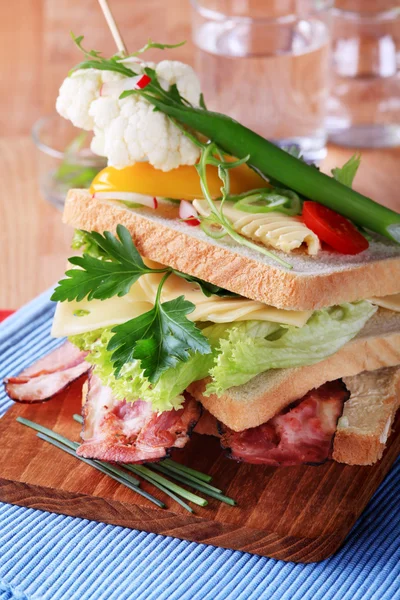 Bacon och ost smörgås — Stockfoto