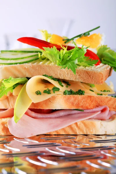 Smörgås med skinka och ost — Stockfoto