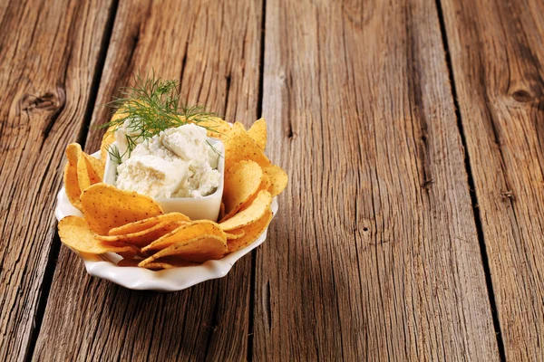 トウモロコシのチップと新鮮なチーズ — ストック写真