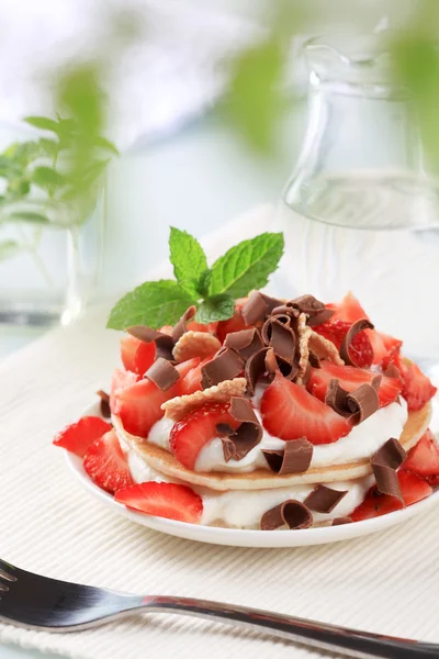 Pancakes with quark and strawberries — Stock Photo, Image