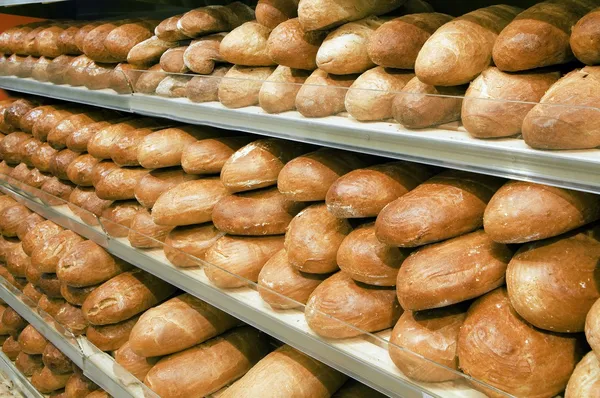 Loaves of bread on shelves — Stock Photo, Image