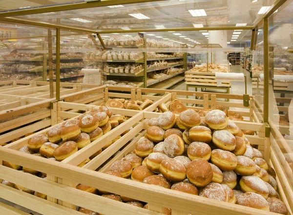 Donuts in een supermarkt — Stockfoto