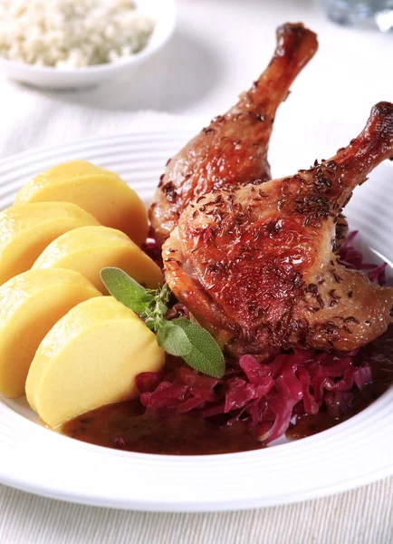 Pečená kachna s červeným zelím a bramborovým knedlíkem — Stock fotografie