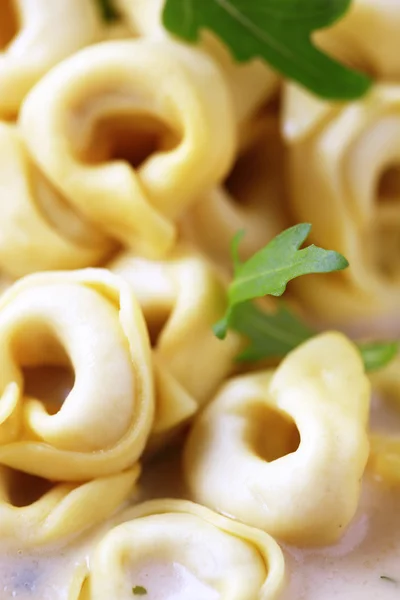 Tortellini i sosem — Zdjęcie stockowe