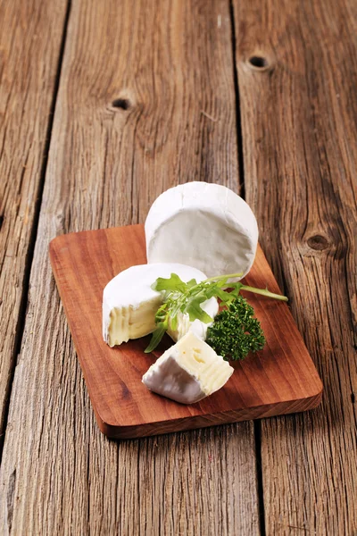Белый корявый сыр — стоковое фото
