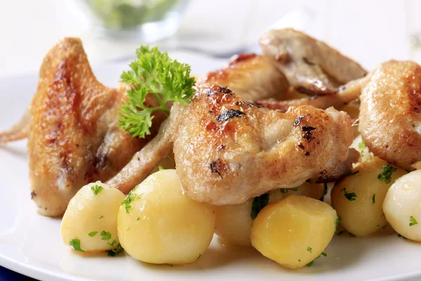 Gebraden kippenvleugels en aardappelen — Stockfoto