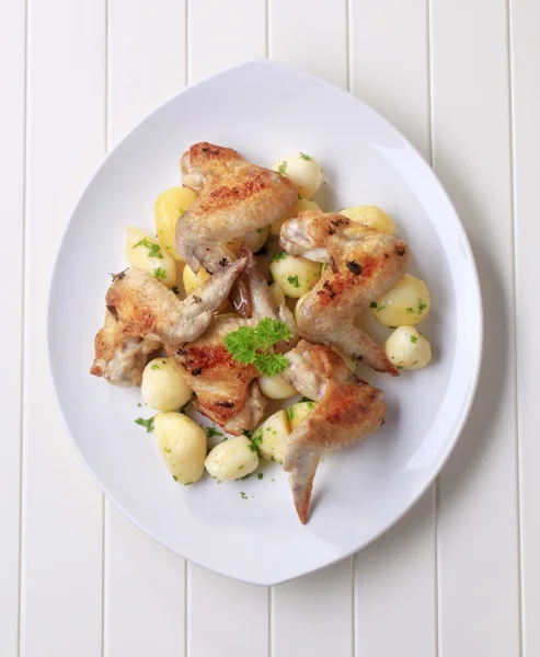 Roasted chicken wings and potatoes — Stock Photo, Image