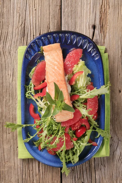 Kızarmış som balığı ve salata — Stok fotoğraf