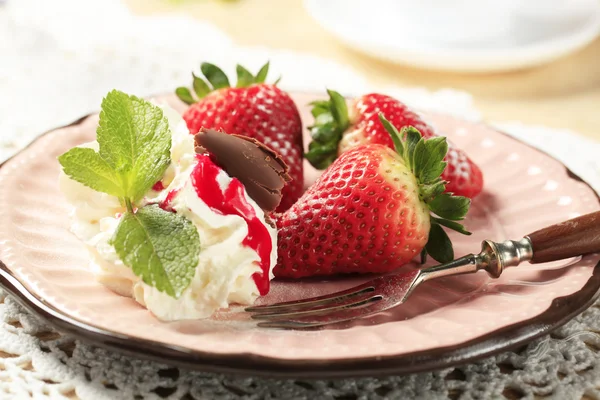 Aardbeien met crème — Stockfoto