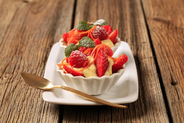 Creamy pudding and fresh fruit — Stock Photo, Image
