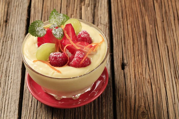 Pudding and fruit — Stock Photo, Image