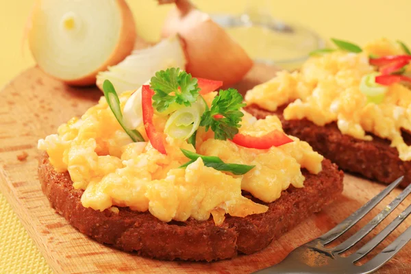 Scrambled eggs on fried bread — Stock Photo, Image