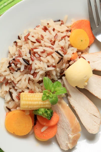 Carne de pollo con arroz mixto y verduras —  Fotos de Stock
