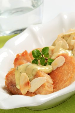 ot soslu ve badem ile kavrulmuş tavuk