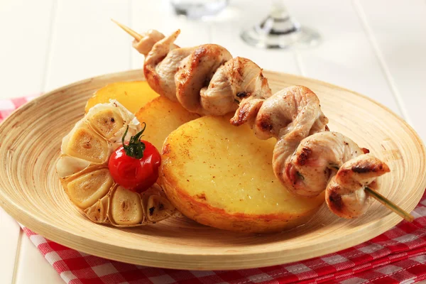 Carne de frango e batatas assadas — Fotografia de Stock