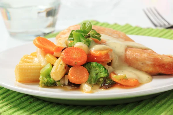 Στήθος κοτόπουλου και Ανάμικτα λαχανικά με σάλτσα που χύνεται — Φωτογραφία Αρχείου
