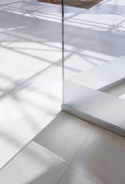 Fehér, csempézett padló — Stock Fotó