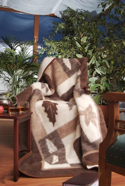 Теплое одеяло на стуле — стоковое фото