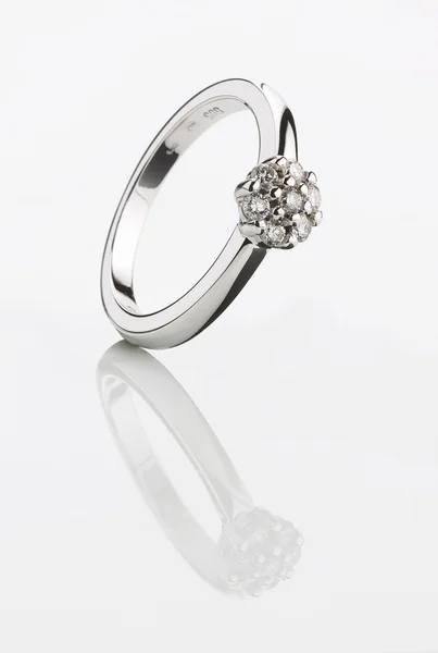 Красивое серебряное кольцо — стоковое фото