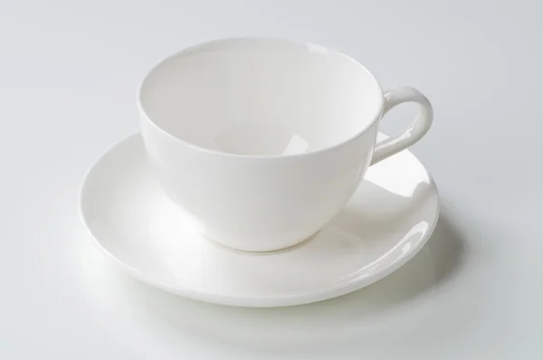 Біла чашка і тарілка — стокове фото
