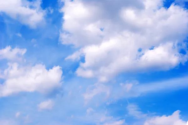 雲の空を青く. — ストック写真