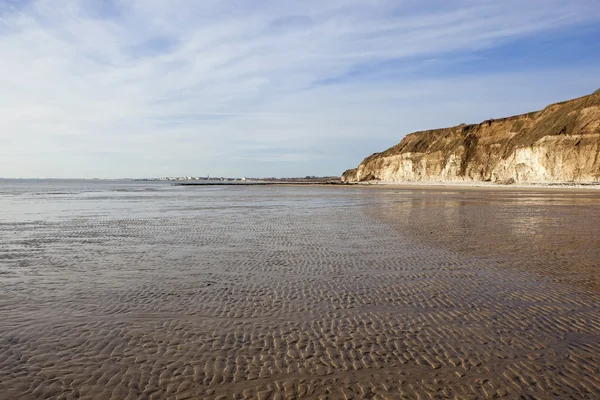 英国冬季景观与波纹海滩沙子和粉笔悬崖南部的意见 前往约克郡东海岸的布里奇顿镇 — 图库照片