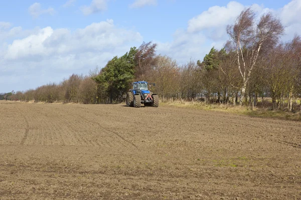 Terras agrícolas com tractor — Fotografia de Stock