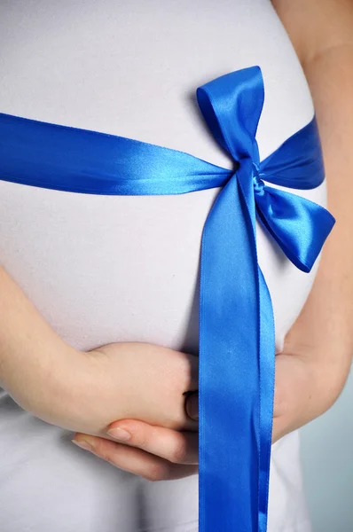 Zwangere Vrouw Met Een Streep Haar Buik Stockfoto