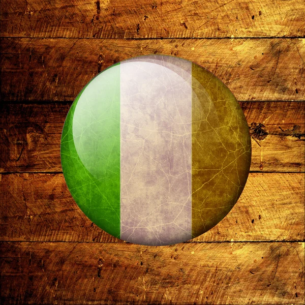 Ирландский гранж-флаг на деревянном фоне — стоковое фото