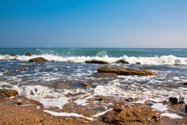 Taşlar hakkında kırma bir dalga deniz manzara